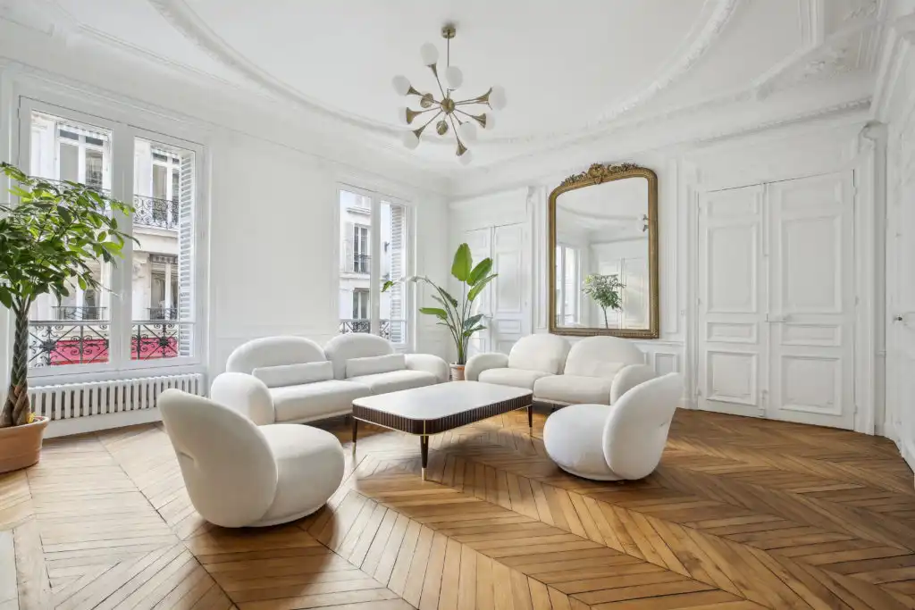 Parquet en point de Hongrie apportant chaleur et élégance à un salon parisien.
